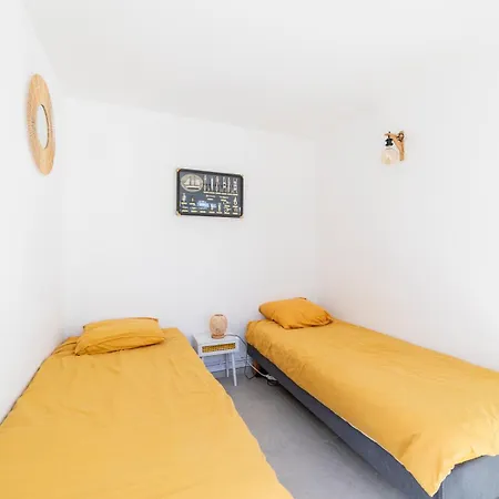 Bord De 6 Couchages Avec Jardin Et Garage ヴィラ